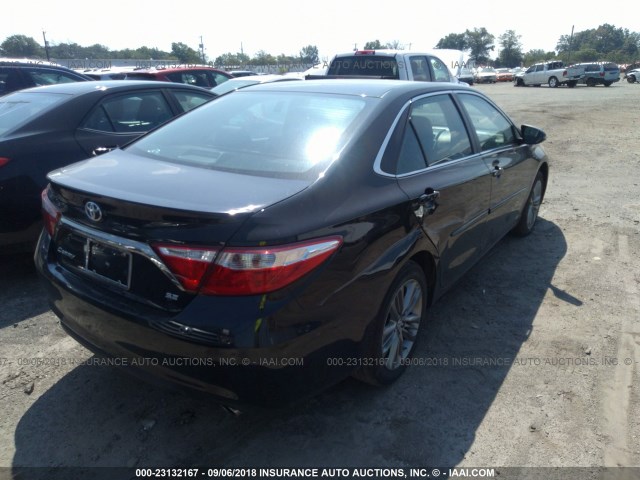 4T1BF1FK0HU381516 - 2017 TOYOTA CAMRY LE/XLE/SE/XSE BLACK photo 4