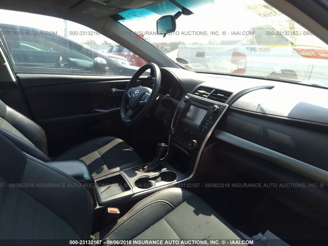 4T1BF1FK0HU381516 - 2017 TOYOTA CAMRY LE/XLE/SE/XSE BLACK photo 5
