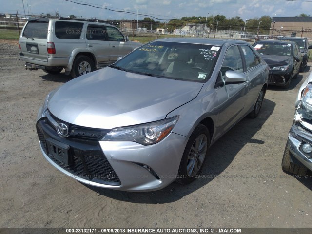 4T1BF1FK3HU346503 - 2017 TOYOTA CAMRY LE/XLE/SE/XSE 银色 照片 2