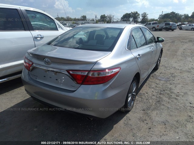 4T1BF1FK3HU346503 - 2017 TOYOTA CAMRY LE/XLE/SE/XSE 银色 照片 4