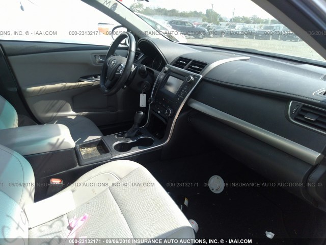 4T1BF1FK3HU346503 - 2017 TOYOTA CAMRY LE/XLE/SE/XSE 银色 照片 5
