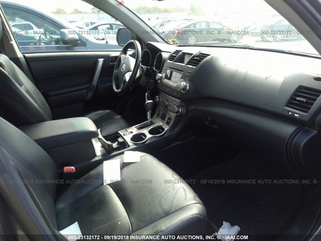 5TDBK3EH8CS163399 - 2012 TOYOTA HIGHLANDER SE GRAY photo 5