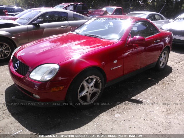 WDBKK47F9WF052137 - 1998 MERCEDES-BENZ SLK 230 KOMPRESSOR RED photo 2