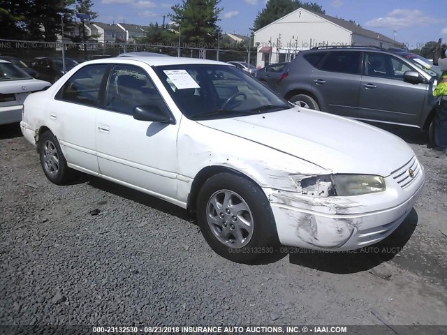 JT2BF28K8W0102415 - 1998 TOYOTA CAMRY LE/XLE WHITE photo 1