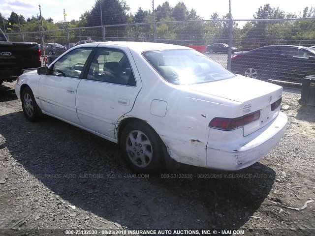 JT2BF28K8W0102415 - 1998 TOYOTA CAMRY LE/XLE WHITE photo 3