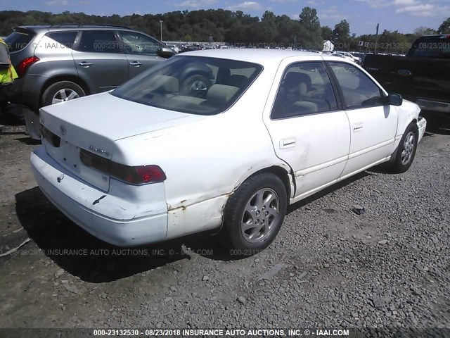 JT2BF28K8W0102415 - 1998 TOYOTA CAMRY LE/XLE WHITE photo 4