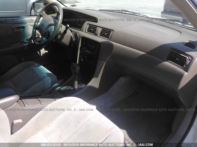 JT2BF28K8W0102415 - 1998 TOYOTA CAMRY LE/XLE WHITE photo 5