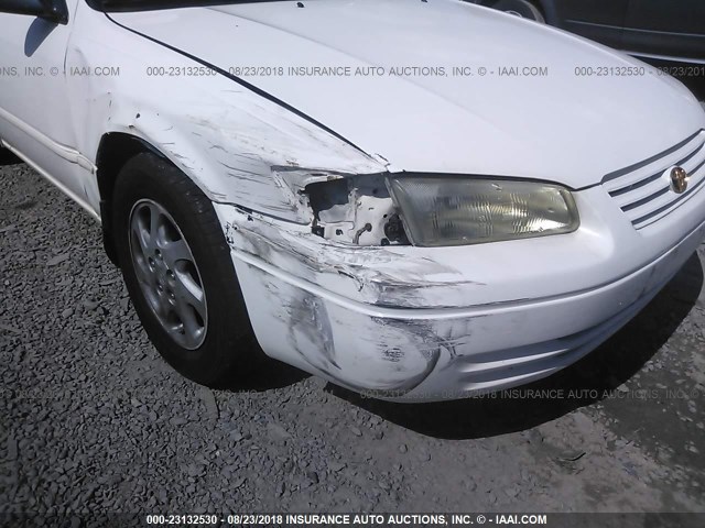 JT2BF28K8W0102415 - 1998 TOYOTA CAMRY LE/XLE WHITE photo 6