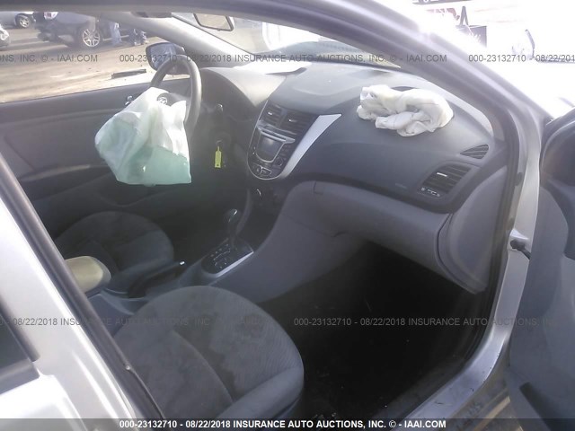 KMHCU4AE6DU275000 - 2013 HYUNDAI ACCENT GLS/SE SILVER photo 5