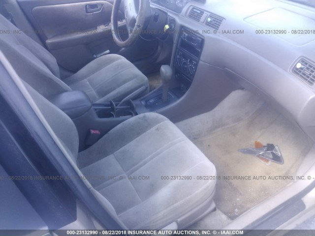 4T1BG22KXWU345676 - 1998 TOYOTA CAMRY CE/LE/XLE 金色 照片 5