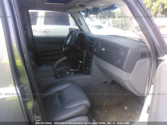 1J8HG48K17C570277 - 2007 JEEP COMMANDER GRAY photo 5