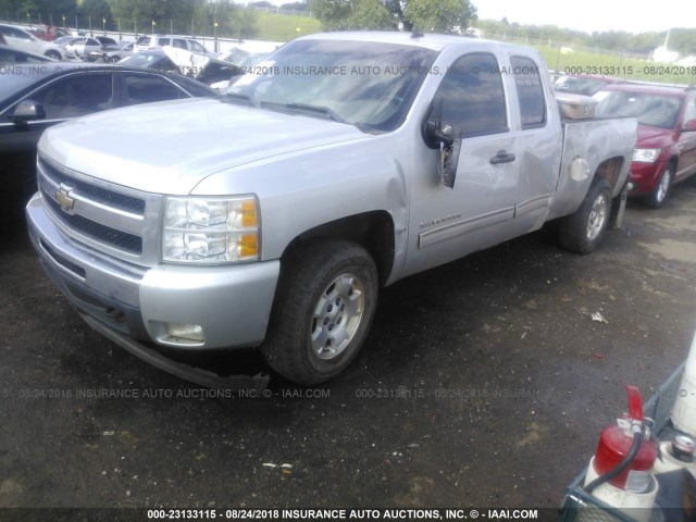 1GCRKSE39BZ307973 - 2011 CHEVROLET SILVERADO K1500 LT SILVER photo 2