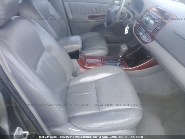 4T1BF30K22U526616 - 2002 TOYOTA CAMRY LE/XLE/SE Сұр фото 5