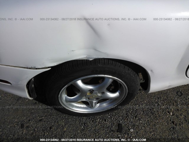 JM1NB353110208958 - 2001 MAZDA MX-5 MIATA LS WHITE photo 6