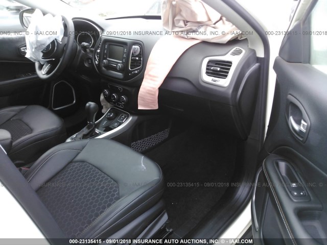3C4NJDBB7JT284806 - 2018 JEEP COMPASS LATITUDE Weiß Foto 5