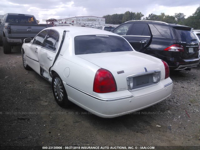 1LNHM82W83Y608387 - 2003 LINCOLN TOWN CAR SIGNATURE WHITE photo 3