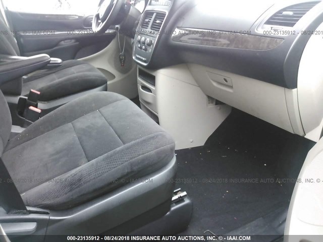 2D4RN3DG1BR637637 - 2011 DODGE GRAND CARAVAN MAINSTREET WHITE photo 5