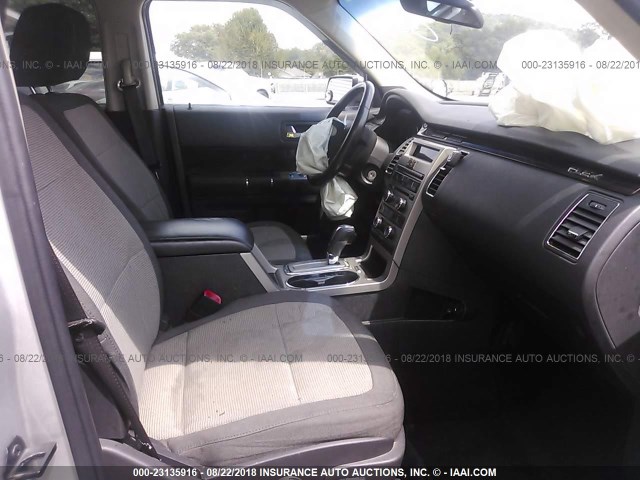 2FMGK5CC6ABA24875 - 2010 FORD FLEX SEL SILVER photo 5