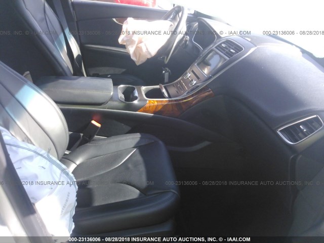 2LMPJ6LR1JBL23711 - 2018 LINCOLN MKX RESERVE Արծաթագույն լուսանկար 5