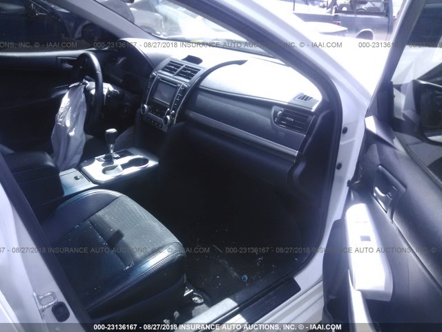 4T1BF1FK0CU136837 - 2012 TOYOTA CAMRY SE/LE/XLE 白色 照片 5