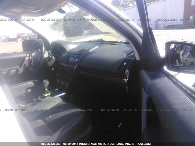 SALFT24N89H139738 - 2009 LAND ROVER LR2 HSE TECHNOLOGY WHITE photo 5