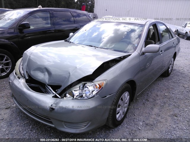 4T1BE30K85U554850 - 2005 TOYOTA CAMRY LE/XLE/SE Сұр фото 2