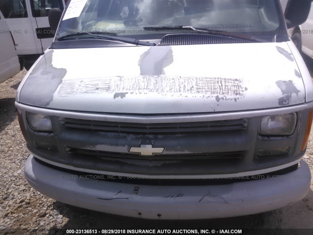 1GAHG39R021241788 - 2002 CHEVROLET EXPRESS G3500  WHITE photo 10