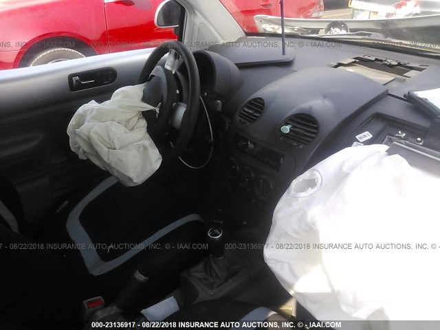 3VWBB61C7WM042277 - 1998 VOLKSWAGEN NEW BEETLE 银色 照片 5