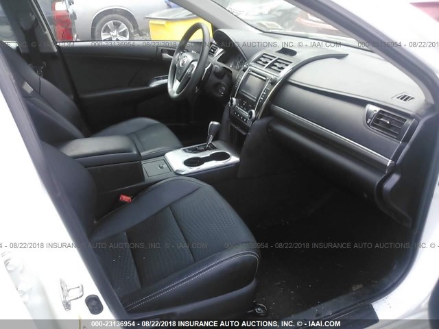 4T1BF1FKXDU676536 - 2013 TOYOTA CAMRY L/SE/LE/XLE 白色 照片 5