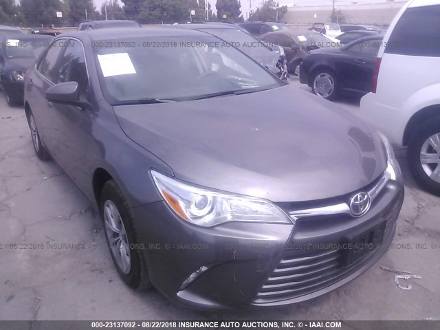 4T1BF1FK4HU435996 - 2017 TOYOTA CAMRY LE/XLE/SE/XSE 灰色 照片 1
