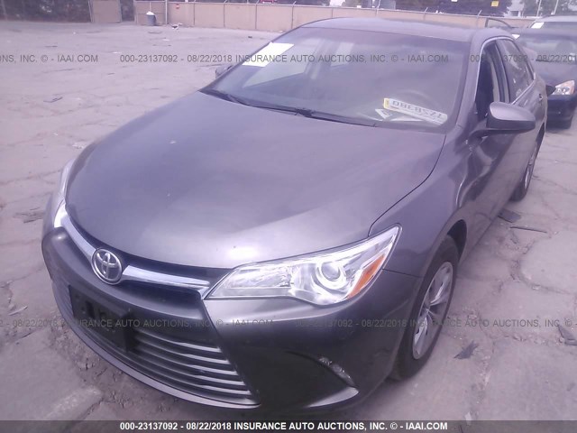 4T1BF1FK4HU435996 - 2017 TOYOTA CAMRY LE/XLE/SE/XSE 灰色 照片 2