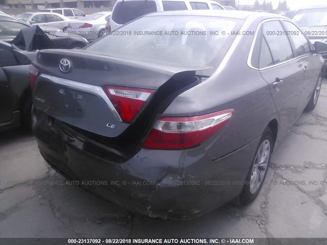 4T1BF1FK4HU435996 - 2017 TOYOTA CAMRY LE/XLE/SE/XSE 灰色 照片 4