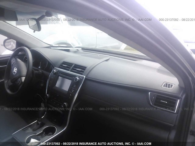 4T1BF1FK4HU435996 - 2017 TOYOTA CAMRY LE/XLE/SE/XSE 灰色 照片 5