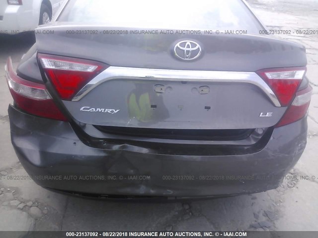 4T1BF1FK4HU435996 - 2017 TOYOTA CAMRY LE/XLE/SE/XSE 灰色 照片 6