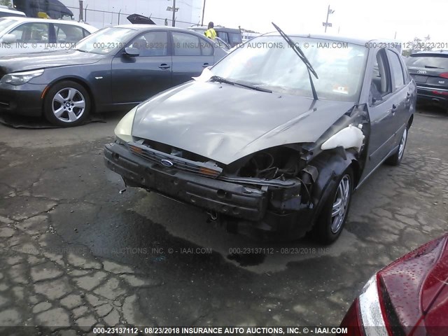 1FAFP38ZX4W138566 - 2004 FORD FOCUS ZTS GRAY photo 2