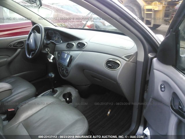 1FAFP38ZX4W138566 - 2004 FORD FOCUS ZTS GRAY photo 5