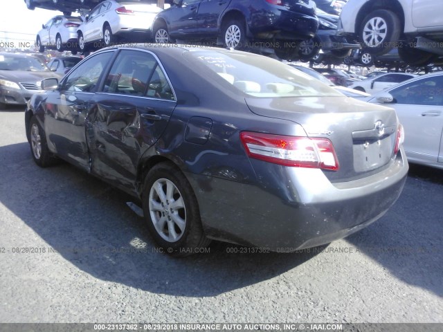 4T1BF3EK2AU573894 - 2010 TOYOTA CAMRY SE/LE/XLE ნაცრისფერი ფოტო 3