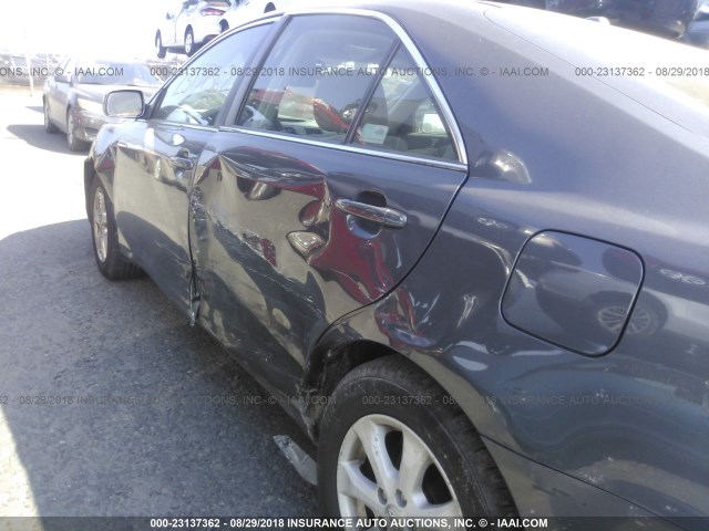4T1BF3EK2AU573894 - 2010 TOYOTA CAMRY SE/LE/XLE ნაცრისფერი ფოტო 6