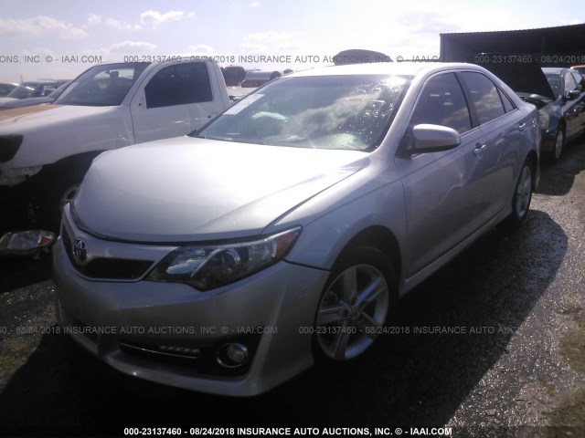 4T1BF1FK4EU316454 - 2014 TOYOTA CAMRY L/SE/LE/XLE Gümüş foto 2