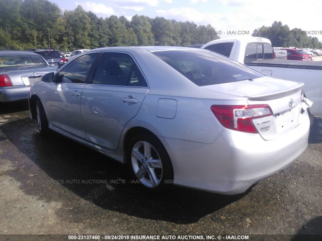4T1BF1FK4EU316454 - 2014 TOYOTA CAMRY L/SE/LE/XLE Gümüş foto 3