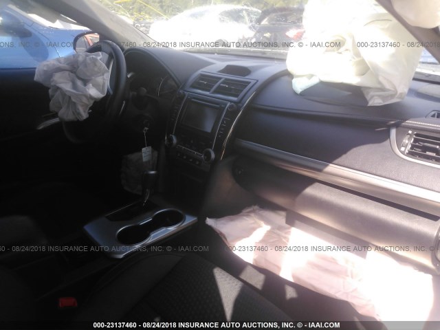 4T1BF1FK4EU316454 - 2014 TOYOTA CAMRY L/SE/LE/XLE Gümüş foto 5