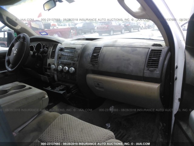 5TFST541X7X001531 - 2007 TOYOTA TUNDRA DOUBLE CAB SR5 WHITE photo 5