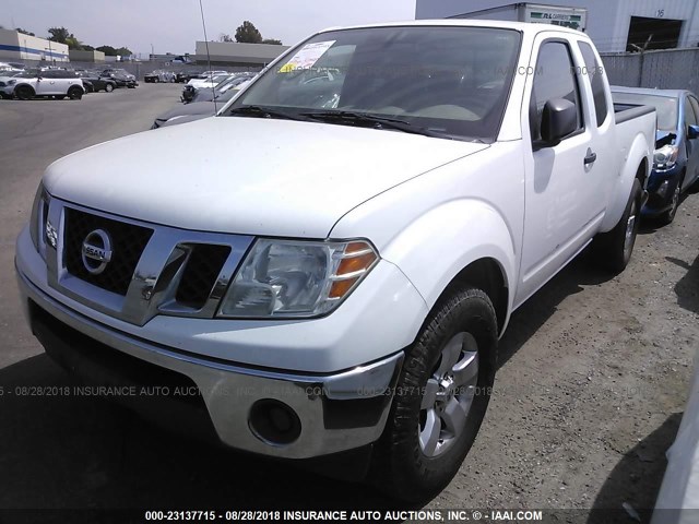1N6AD0CU0BC441679 - 2011 NISSAN FRONTIER SV/PRO-4X WHITE photo 2