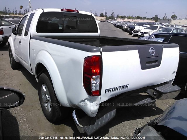 1N6AD0CU0BC441679 - 2011 NISSAN FRONTIER SV/PRO-4X WHITE photo 3