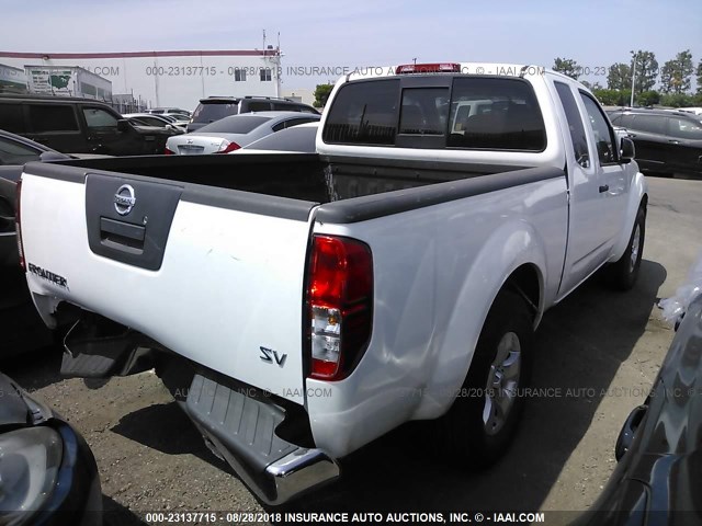 1N6AD0CU0BC441679 - 2011 NISSAN FRONTIER SV/PRO-4X WHITE photo 4