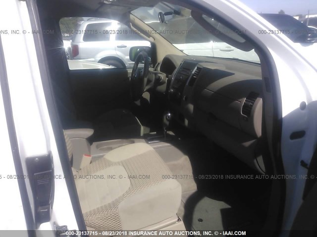 1N6AD0CU0BC441679 - 2011 NISSAN FRONTIER SV/PRO-4X WHITE photo 5