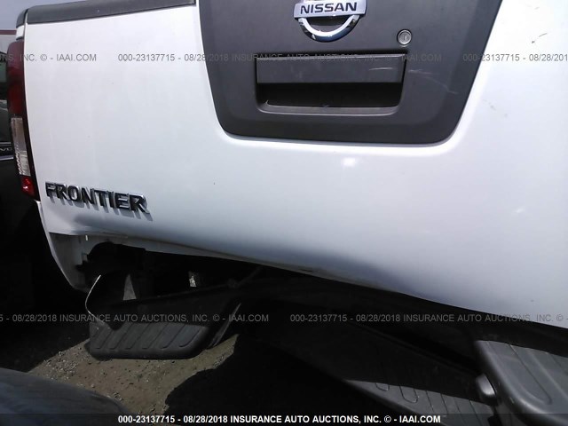1N6AD0CU0BC441679 - 2011 NISSAN FRONTIER SV/PRO-4X WHITE photo 6