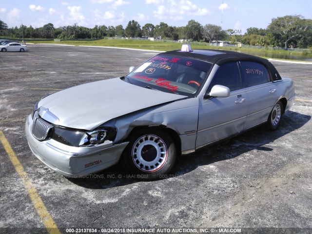 1LNHM81W5YY876189 - 2000 LINCOLN TOWN CAR EXECUTIVE SILVER photo 2