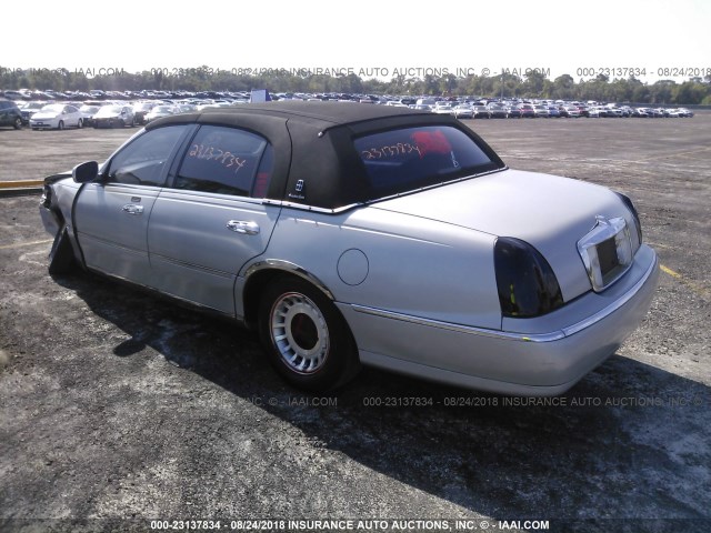 1LNHM81W5YY876189 - 2000 LINCOLN TOWN CAR EXECUTIVE SILVER photo 3