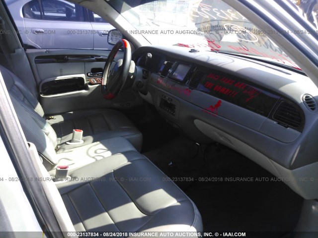 1LNHM81W5YY876189 - 2000 LINCOLN TOWN CAR EXECUTIVE SILVER photo 5